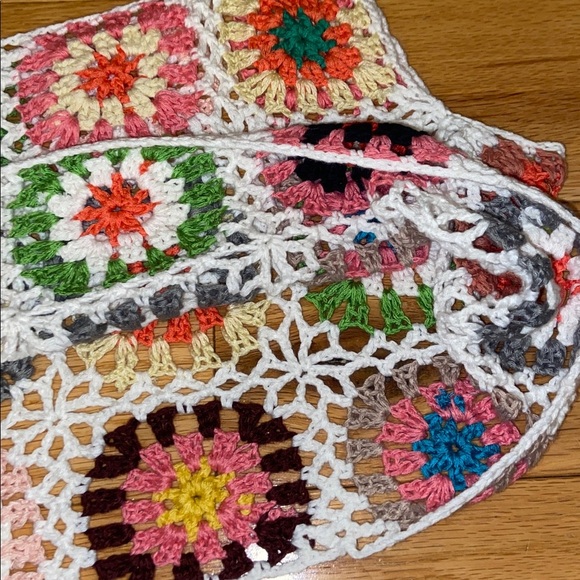 Crochet boho cropped top, measurements listed, no size tag, looks to be a S/M - Picture 5 of 6